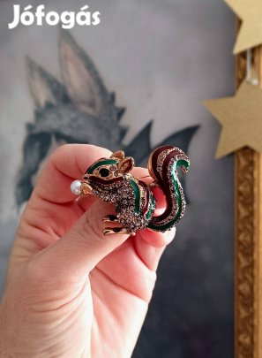 Vintage mókus kitűző