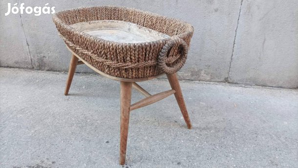 Vintage mózeskosár állványos vagy virágtartó