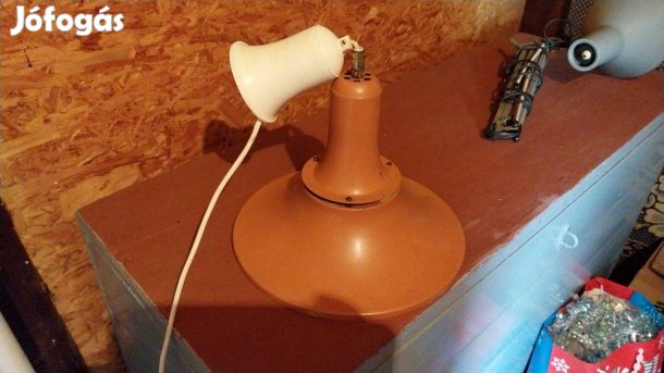 Vintage stílusú, barna fémcsillár fehér műanyag foglalattal