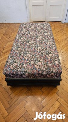 Vintage stílusú, virágmintás heverő