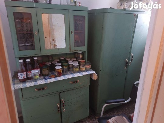 Vintage zöld konyhai kredenc és ruhásszekrény