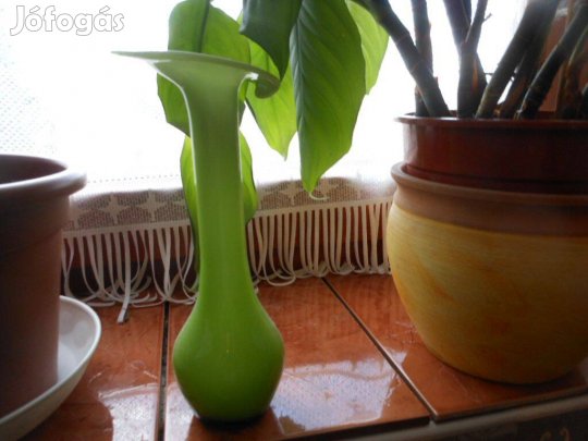 Virág kála formájú kedves üvegváza akár dísznek is új