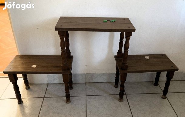 Viragallvany , viragtarto fa , faragott, 3 polcos. Olcson