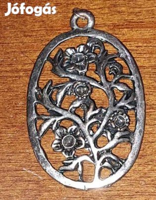 Virágindás áttört fém medál
