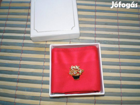 Virágkosaras női kitűző aranyos mutatós darab