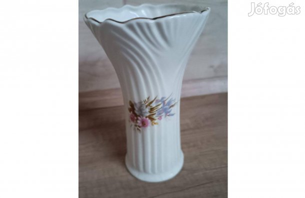 Virágmintás fehér szép váza