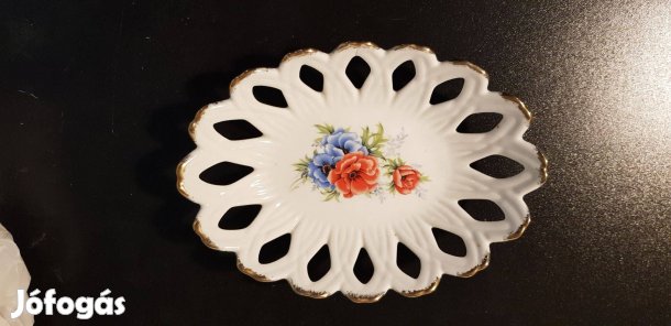 Virágmintás tányér aranyozott szállel