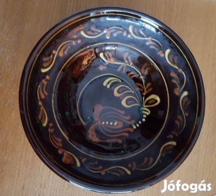 Virágos, számozott, falra akasztható, sötétbarna népi tányér tál