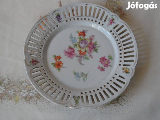 Virágos áttört szélű porcelán süteményes tányér