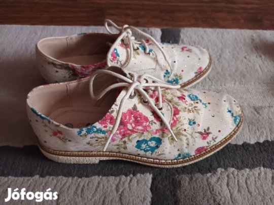 Virágos cipő 37 méret gyorsan kinőtt, szép állapotban 1500 Ft