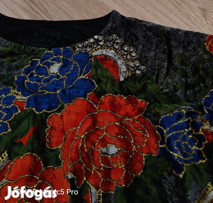Virágos plüssös női felsőrész