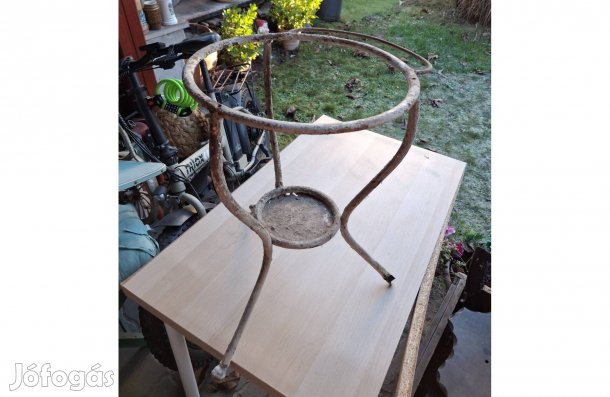 Virágtartó, vagy asztalláb vasból 5000 forintért eladó