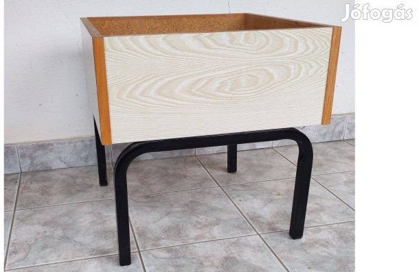 Virágtartó láda, fém lábakkal