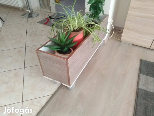 Virágtartó láda virágokkal / Balkonláda /