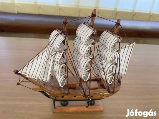 Vitorlás hajó makett vitrin állapotban