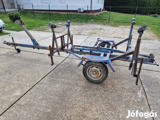 Vitorlás hajó tároló kocsi