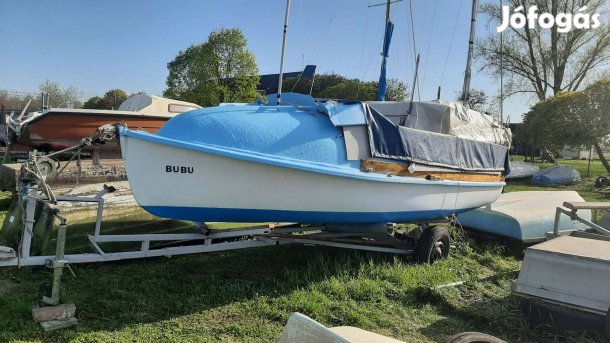 Vitorlásból átalakított horgász hajó