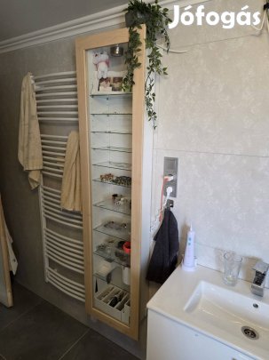 Vitrin világitással fürdőszobába.