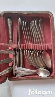 Vitrinben tartott Orosz ezüstözött evőeszközkeszlet nem használt