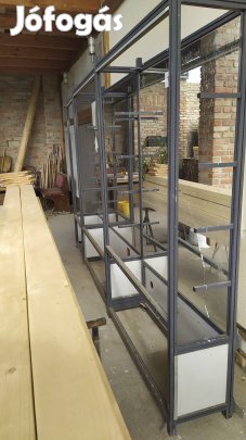 Vitrines, tükrös polcos szekrény.