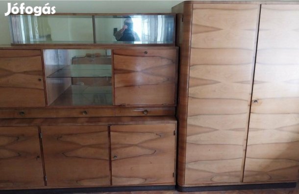 Vitrines diófa szekrény