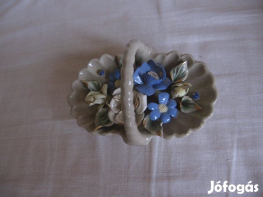 Vitrintárgy porcelán kosár