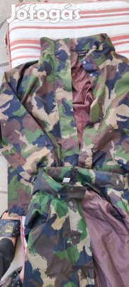 Vizálló kabát es hozzá egy kantáros nadrág