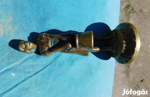 Vízet hordó lány szobor