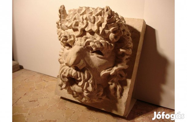 Vízköpő faunfej, faragott mészkő falikút, márvány szobor szökőkút