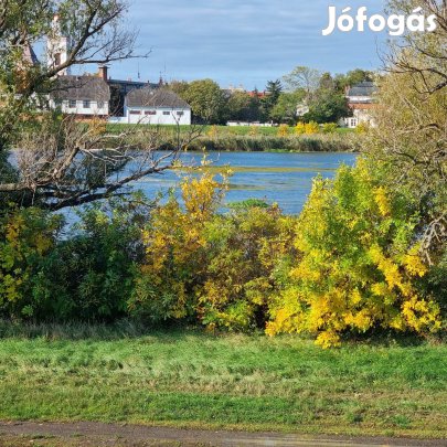 Vízparti belterületi építési telek eladó
