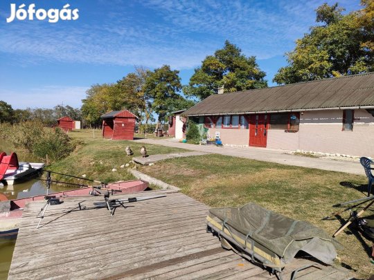 Vízparti ház, horgásztóval