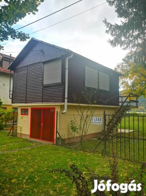 Vízparti kis nyaraló a Dunakanyarban