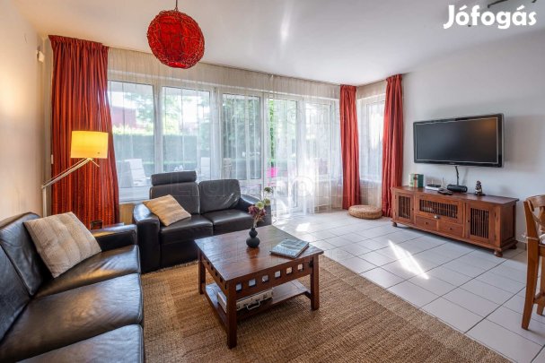Vízparti lakás eladó!