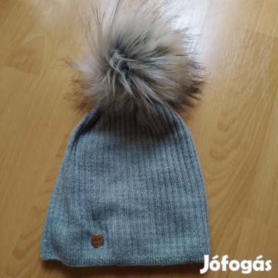 Volan szürke bojtos női kötött sapka