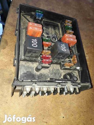 Volkswagen Caddy III 03-09 Biztosítéktábla / Relé Tábla