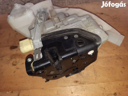 Volkswagen Passat B6 Jobb Hátsó Ajtó Zárszerkezet + Központizár Motor