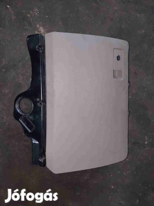 Volkswagen Passat B6 Kesztyűtartó