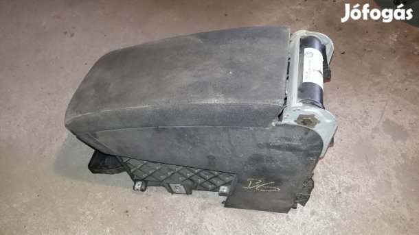 Volkswagen Passat B6 Könyöklő