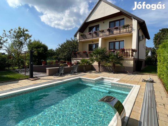 Vonyarcvashegy csendes részén kiváló műszaki állapotú családi ház