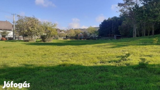 Vonyarcvashegyen erdő melletti telek eladó