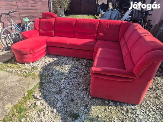 Vörös U-alakú kanapé