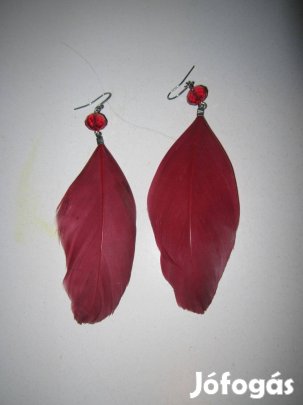 Vörös tollas fülbevaló