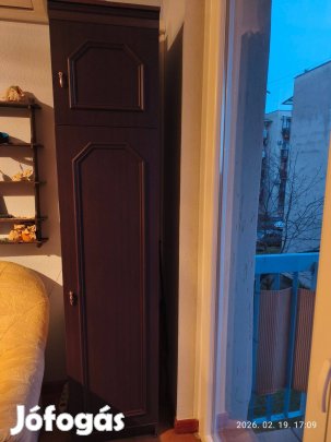 Vöröses színű szekrénysor