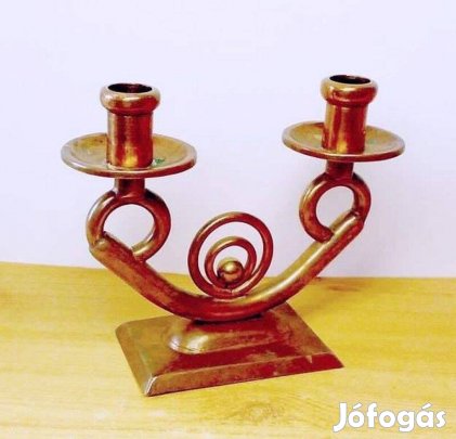 Vörösréz gyertyatartó. Iparművészeti alkotás, rusztikus környezetbe