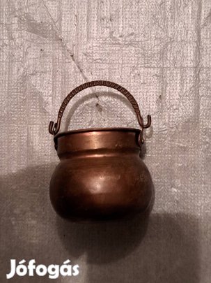 Vörösrézböl készitet kis disz bogrács 8cm.
