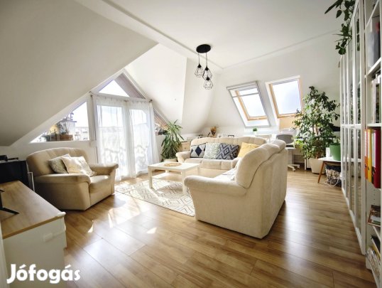 Wesselényi lakótelepen felújított, nagy nappalis téglalakás eladó!