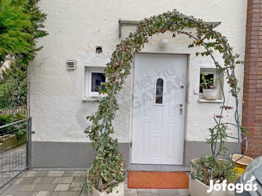 XII.Gyimes utcában 1 szobás berendezett garzon kiadó