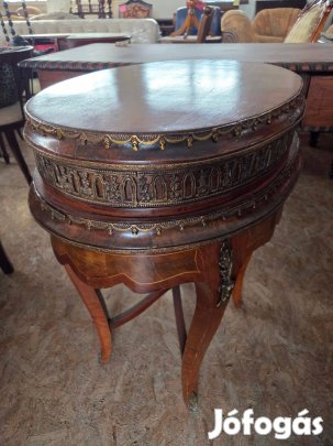 XIV.Lajos korát idéző asztal