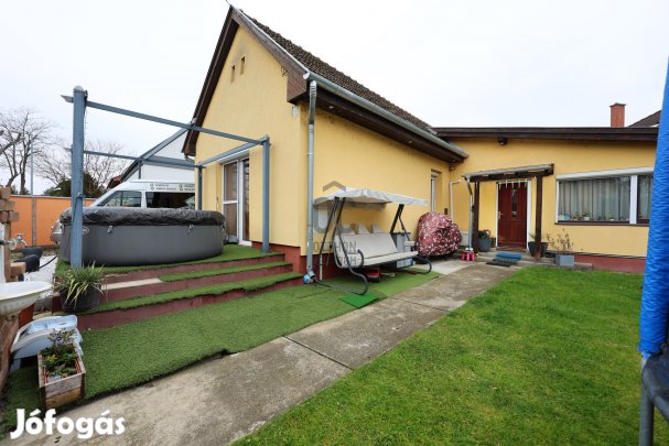 XIV. kerületi eladó tégla családi ház