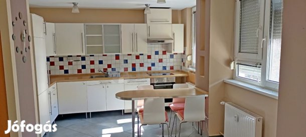 XI.Baranyai utcában 1 szobás FELÚJÍTOTT lakás berendezve kiadó